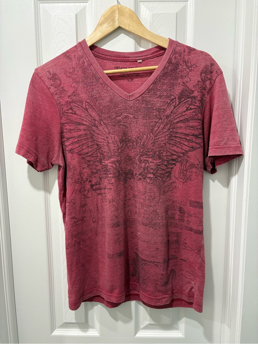 Guess Y2K V-Neck Graphic T-Shirt Dusty Red Mens Small Eagle